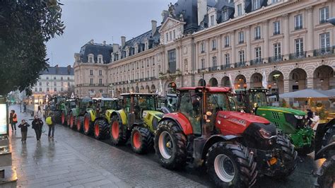 Tracteurs et fumier devant un bâtiment politique