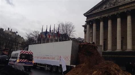 Camion déversant du fumier devant l'Assemblée Nationale