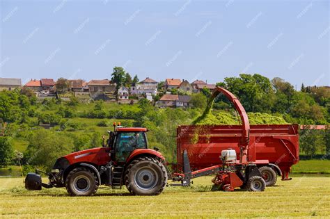 Épandeuse à compost attelée à un tracteur