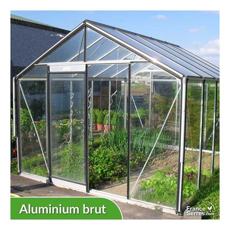Intérieur d'une serre en verre abritant diverses succulentes