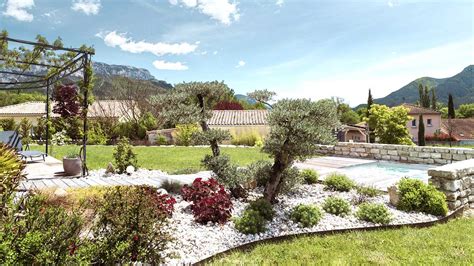 Vue d'ensemble d'un jardin aménagé avec des jardinières variées