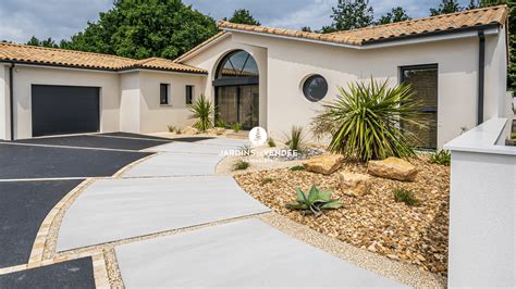 Allée pavée devant une villa de luxe