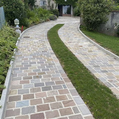 Allée en pavés de calcaire clair