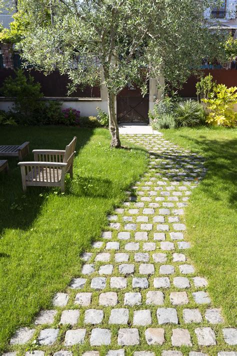 Allée avec motifs géométriques en pierres naturelles