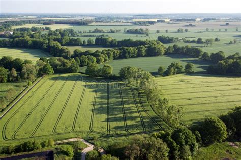 Vue panoramique d'un champ cultivé avec des machines Kongskilde en action