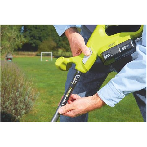 Ryobi OLT1825M en action coupant des bordures