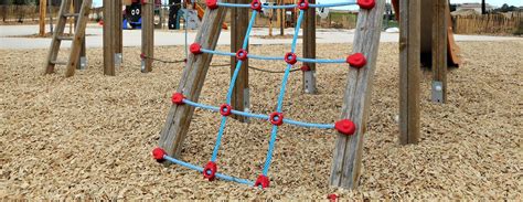 Aire de jeux avec copeaux de bois certifiés