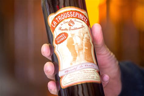 Bouteilles de trouspinette avec des étiquettes traditionnelles
