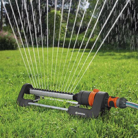 Arroseur oscillant Verve en action sur une pelouse verte