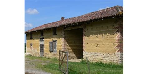 Vue d'une maison traditionnelle en pisé dans les Terres Froides