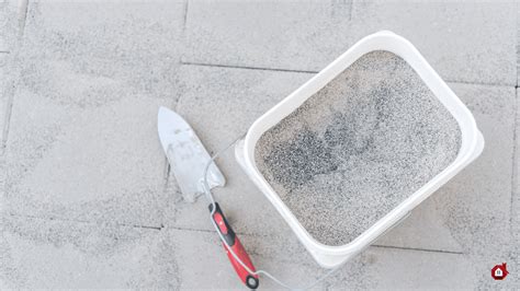 Vue rapprochée de joints de terrasse remplis de sable polymère pour empêcher la pousse