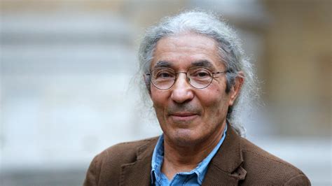 Portrait de l'écrivain Boualem Sansal dans un environnement littéraire
