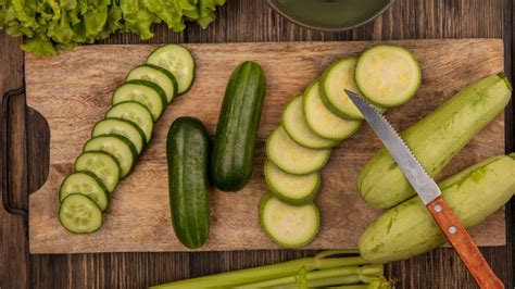 Comparatif visuel entre une courgette ronde et une courgette cylindrique
