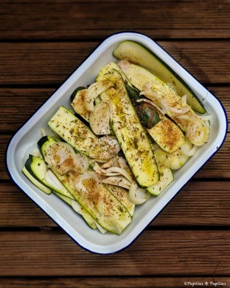 Plan de travail avec endives fraîches, courgettes et oignons prêts à être préparés pour une soupe