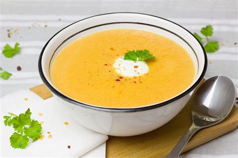 Assiette de soupe décorée avec des épices colorées pour un contraste visuel