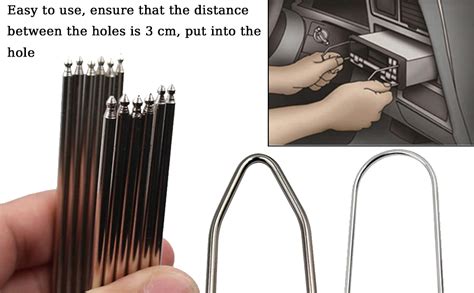 Illustration montrant l'extraction d'un autoradio avec des clés de démontage