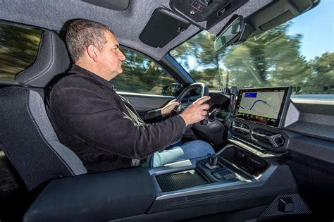 Détail du poste de conduite avec le siège réglable et les commandes intuitives de la SRA950