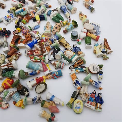 une sélection de fèves en porcelaine disposées sur une table de collectionneur