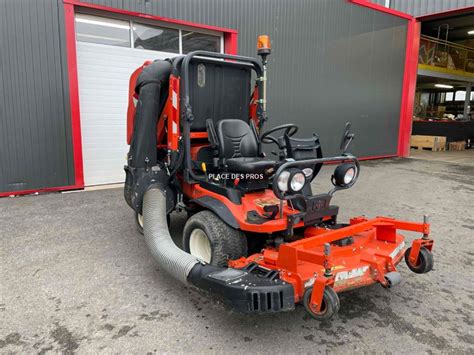 Vue d'ensemble de la tondeuse autoportée frontale Kubota F3560 dans un environnement paysager