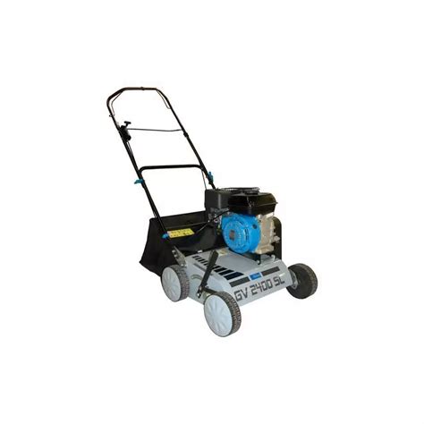 Vue d'ensemble du scarificateur thermique Güde GV 2400 SL dans un jardin entretenu