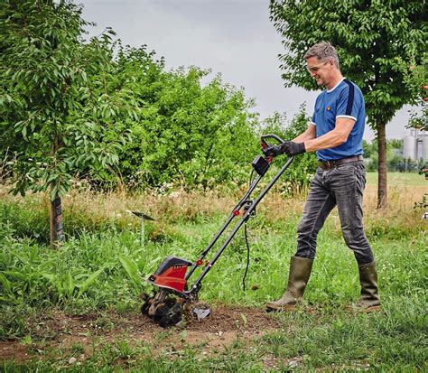 Personne utilisant une motobineuse en pente