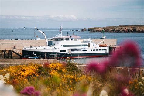 Image d'un ferry approchant le port d'Ouessant