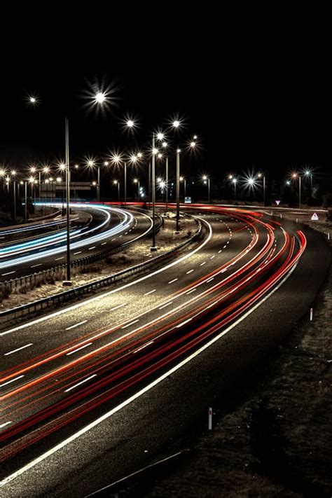 Illustration d'un paysage nocturne avec des traînées lumineuses capturées en pose longue