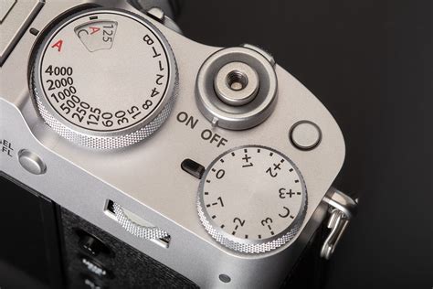 Photo montrant le réglage de la bague d'ouverture et de la molette de vitesse sur un Leica Q