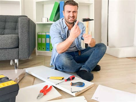 Personne faisant du bricolage à la maison