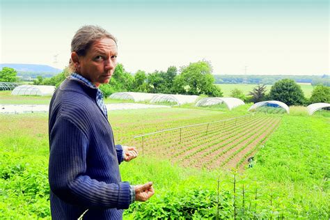 François-Xavier Houillon dans ses cultures à La Core