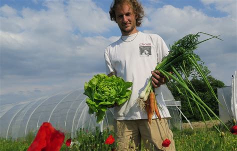 Jeune maraîcher bio préparant sa terre pour les plantations d'hiver