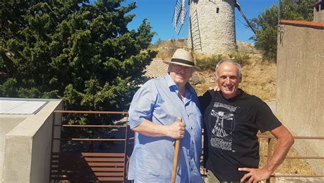 Roland Feuillas devant son moulin à Cucugnan