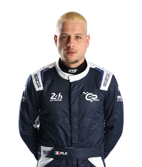 Mister V en tenue de pilote ou avec son équipe lors du GP Explorer