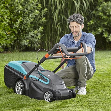 Tondeur en action avec une tondeuse électrique