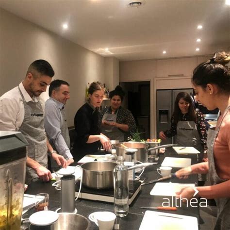 Chef Florence animant un atelier de cuisine thaïlandaise