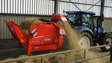 Robot de paillage KUHN Primor GII 110.1 Polydrive en action