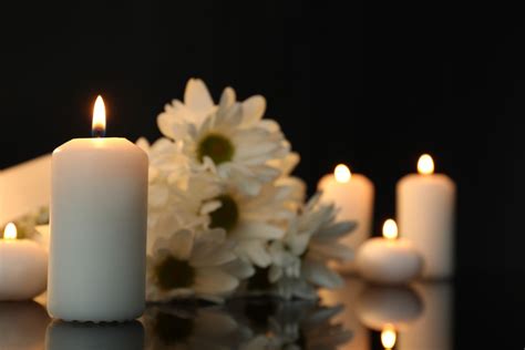 Fleurs et symbole de deuil