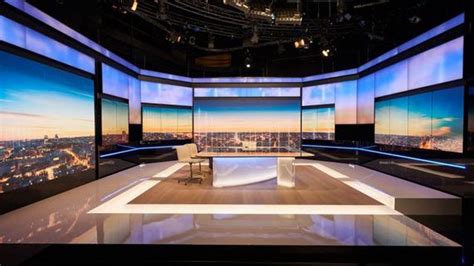 plateau de télévision moderne avec des invités en débat