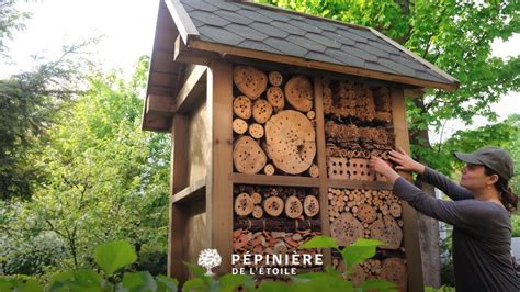 Hôtel à insectes dans un jardin