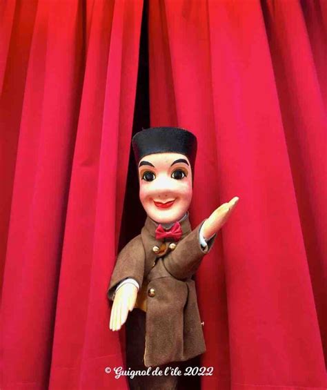 Une marionnette de Guignol avec un visage expressif