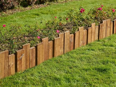 Photo comparative : Bordure en bois entretenue vs bordure négligée après deux hivers