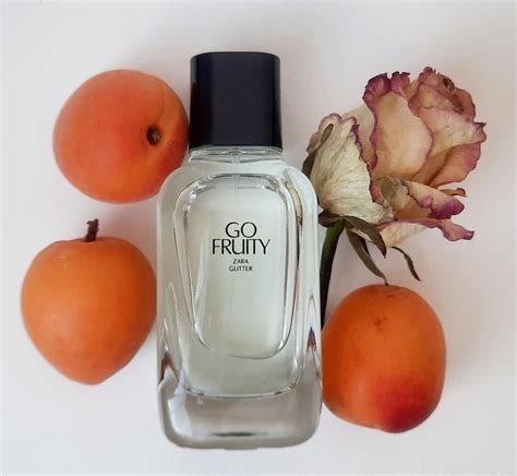 Flacon de parfum Zara Go Fruity élégamment posé sur une surface minimaliste