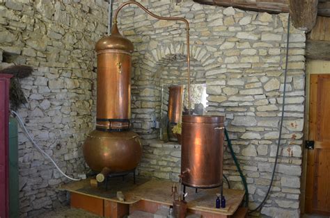 un alambic en cuivre traditionnel pour la distillation des plantes