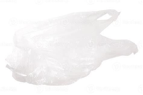 un enfant observant attentivement un sac en plastique transparent rempli de brins d'herbe et d'insectes en plastique colorés