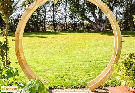 Matériaux pour arches de jardin (bois, métal, PVC)