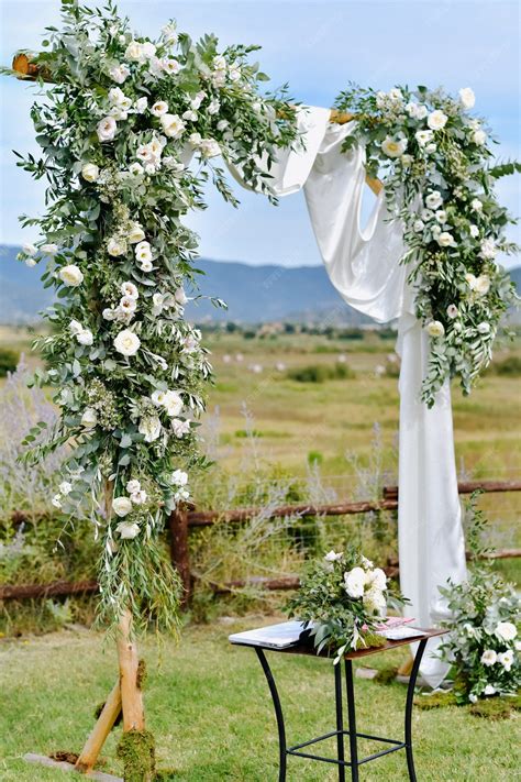 Arche de mariage décorée de fleurs et de tissu