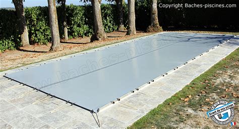 Installation d'une bâche opaque pour étouffer les bambous