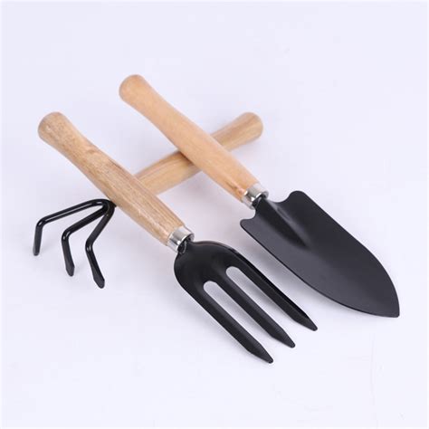 Assortiment d'outils de jardinage complémentaires à la pelle plantoir