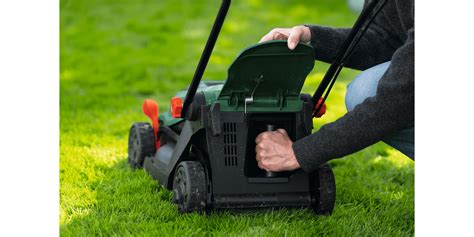 Tondeuse Bosch ROTAK18V-32 en action sur une pelouse