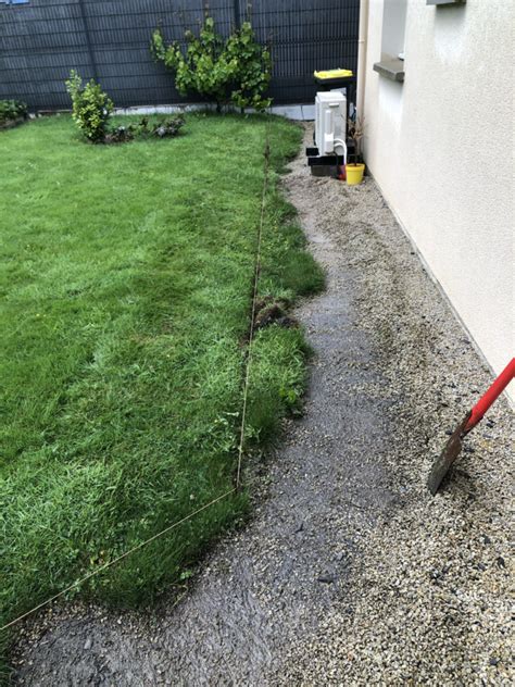 Schéma illustrant la délimitation entre une pelouse et un massif à l'aide de bordures en pavés